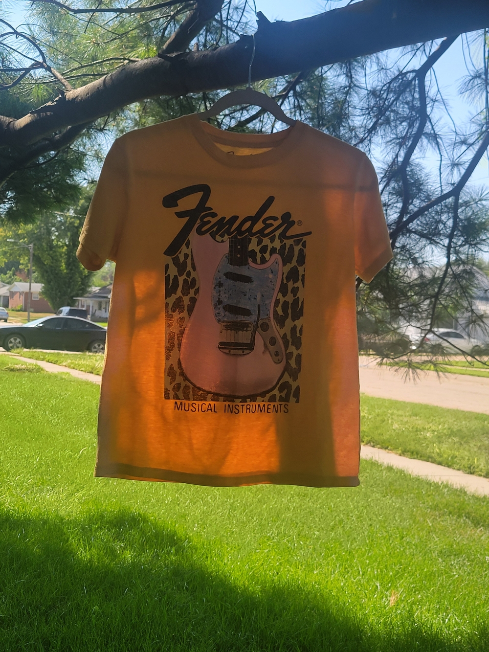 Fender Womens Strat Guitar Leopard Graphic T-Shirt sz M Distressed Yellow Cotton